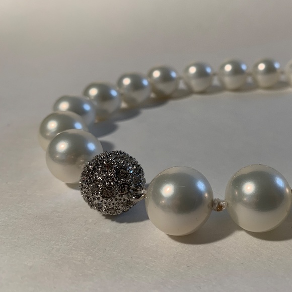 Elegant Shell Pearl Necklace with Magnetic Clasp in Pearl White 15mm - Picture 3 of 8